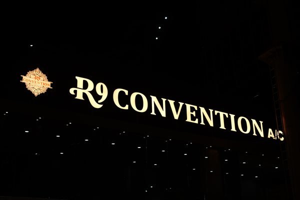 Illuminated golden R9 Convention signage